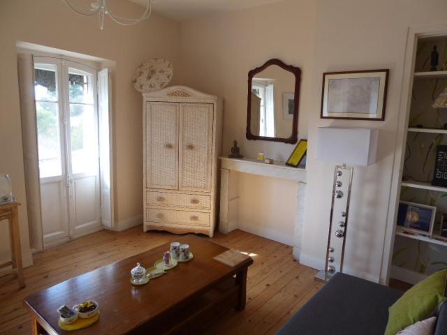 Les Quatre Saisons Bed & Breakfast Ricaud  Eksteriør bilde